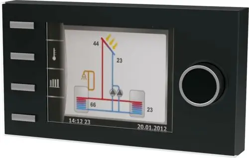 Bedienmodul mit Bildschirm zur Regelung von Solarsystemen. Anzeige zeigt Temperaturen und Diagramm für den Wärmefluss im WRS-System von Wolf.